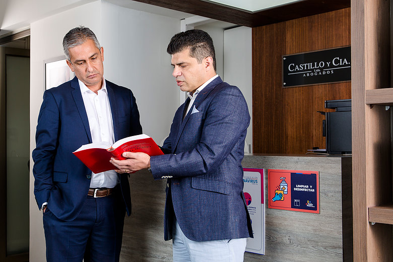 Abogados del estudio revisando antecedentes en la oficina